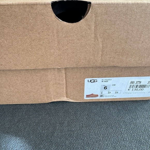 UGG size 6! Great Christmas gift ☺️ - Picture 3 of 3
